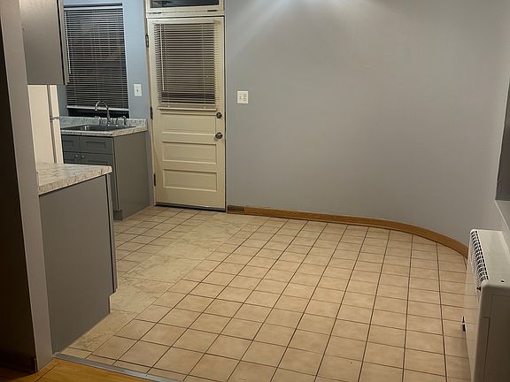 5th image of 6218 N Whipple St #2E