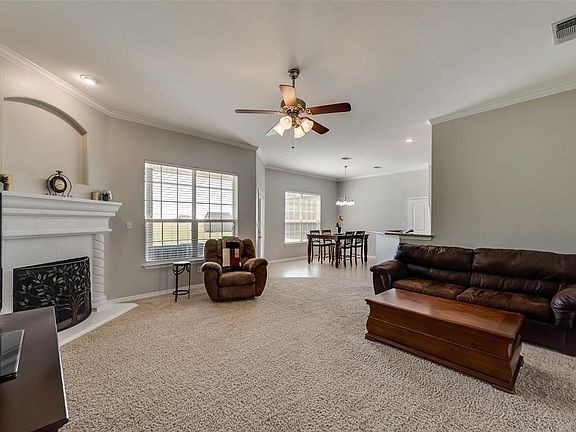 5th image of 4025 Hackberry Cir