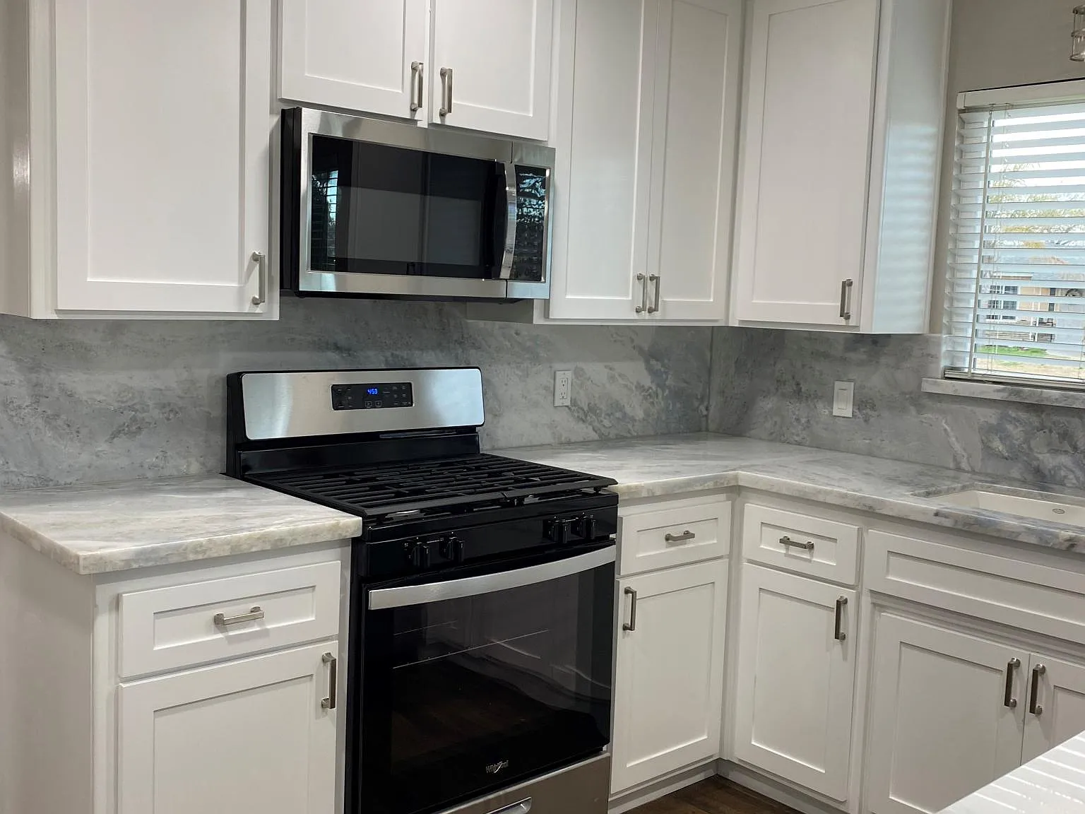 4 bed, 2.5 bath, 2011 sqft, $2,400 — Photo 2