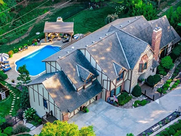 4809 Summit Cir, Shawnee, KS 66216