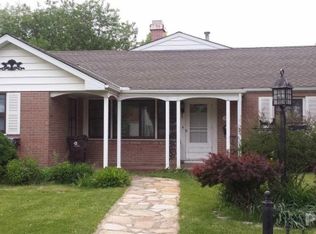 3611 N Twelve Oaks Dr, Peoria, IL 61604