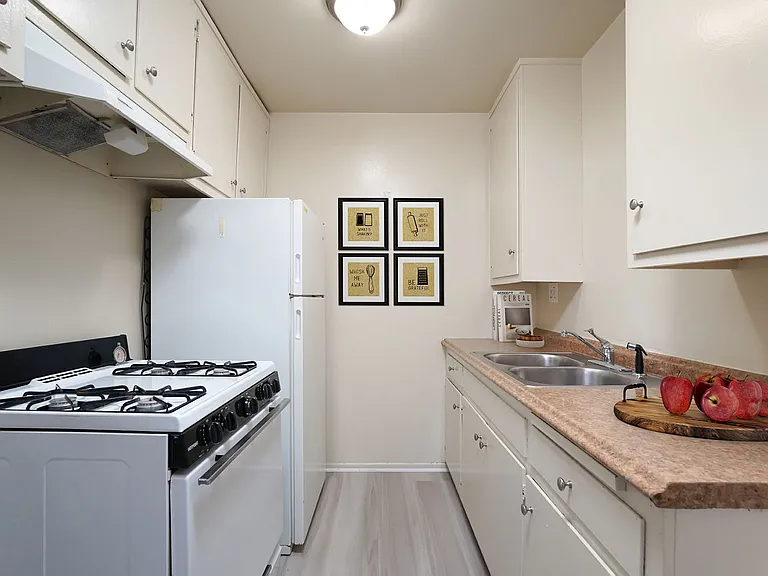 530 N Wilson Ave #15 — Photo 2