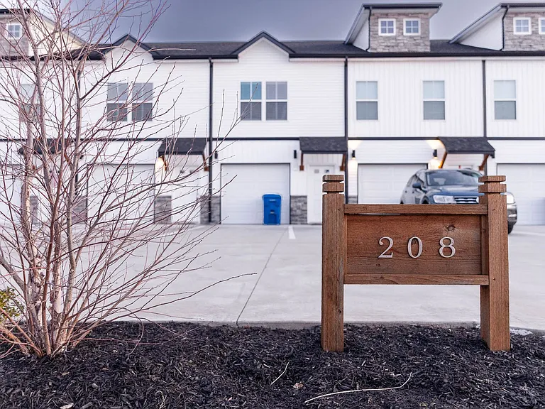 208 Drayton Dr — Photo 3