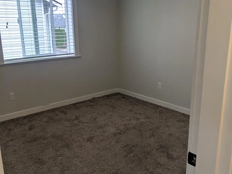 110 Lincoln Ave — Photo 11