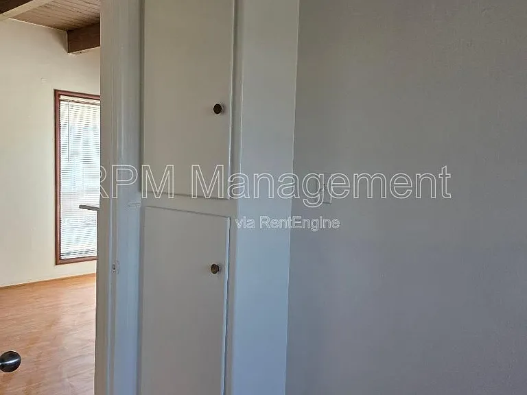 1909 N Beachwood Dr #12 — Photo 7