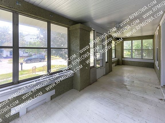 2nd image of 922 Main St