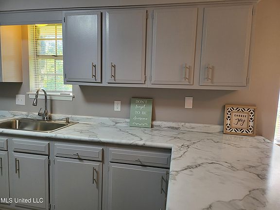 5th image of 110 Whispering Pine Dr