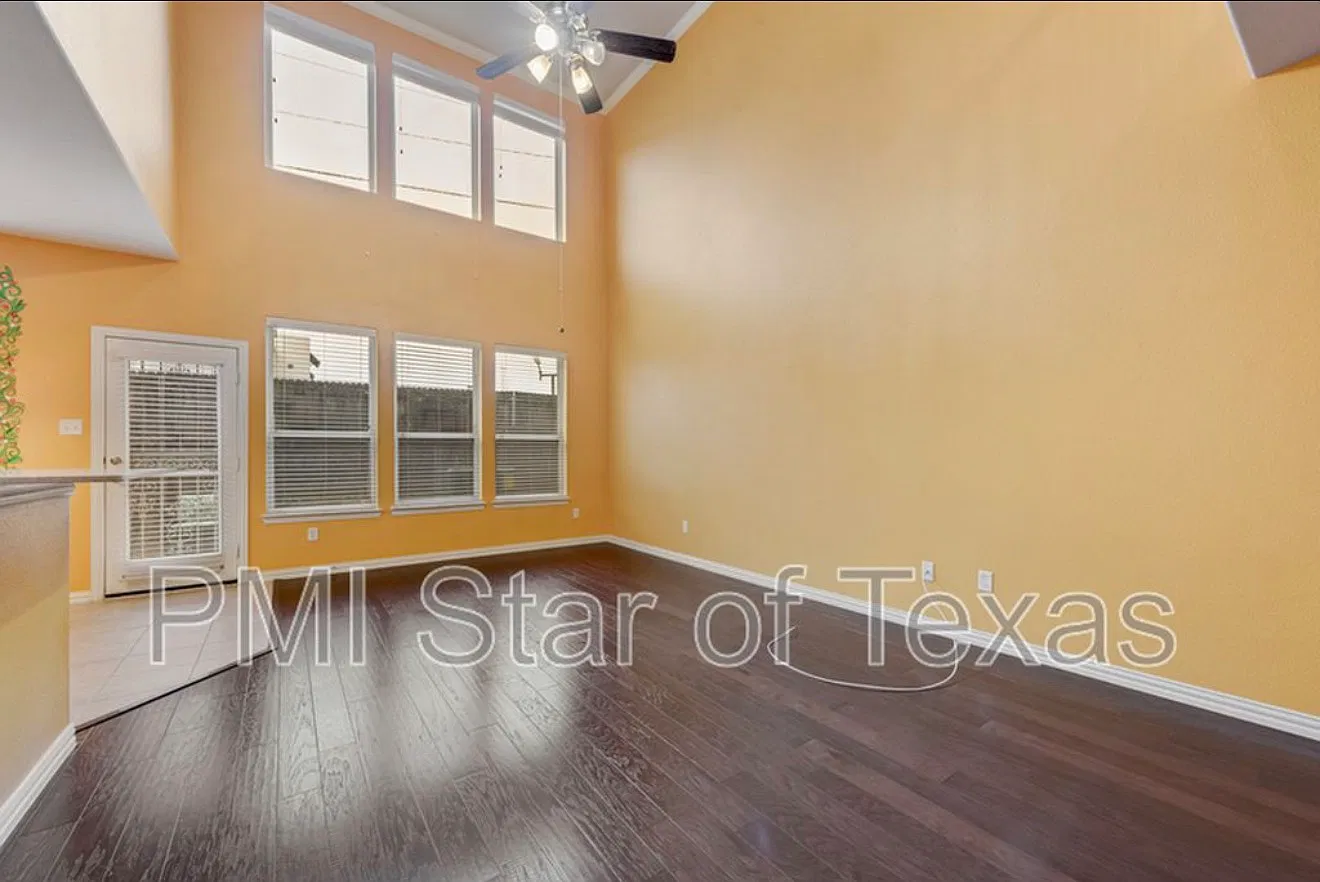 3 bed, 1999 sqft, $2,700 — Photo 2