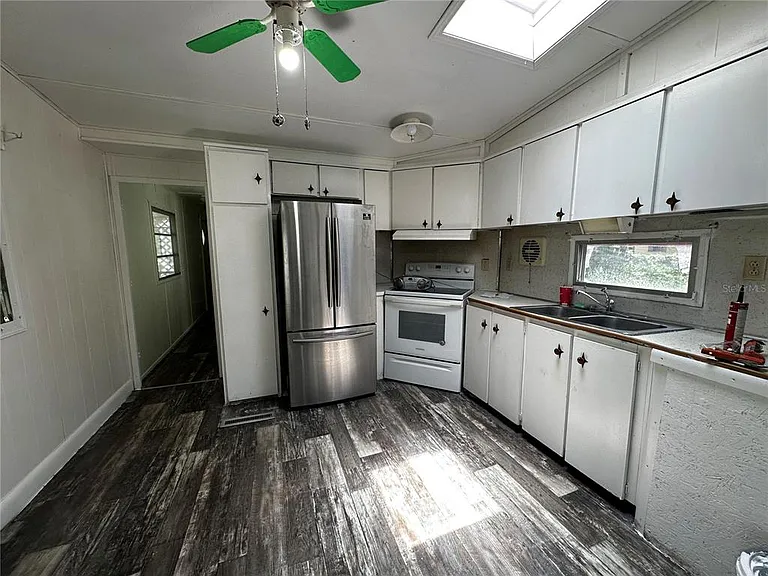 817 Parks St — Photo 9