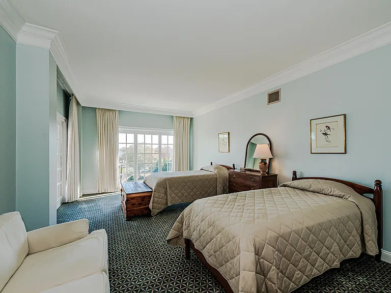 2445 Selwyn Ave #403 — Photo 9
