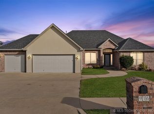 916 Terri Dr, Bartlesville, OK 74006