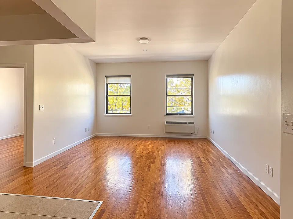 476 Seneca Ave #6