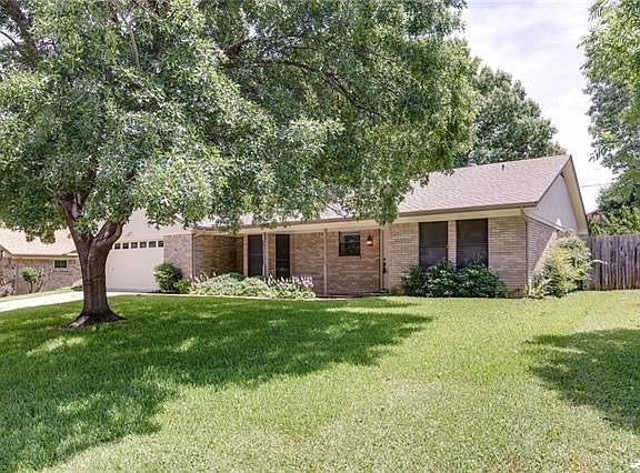 2nd image of 904 Kings Canyon Dr