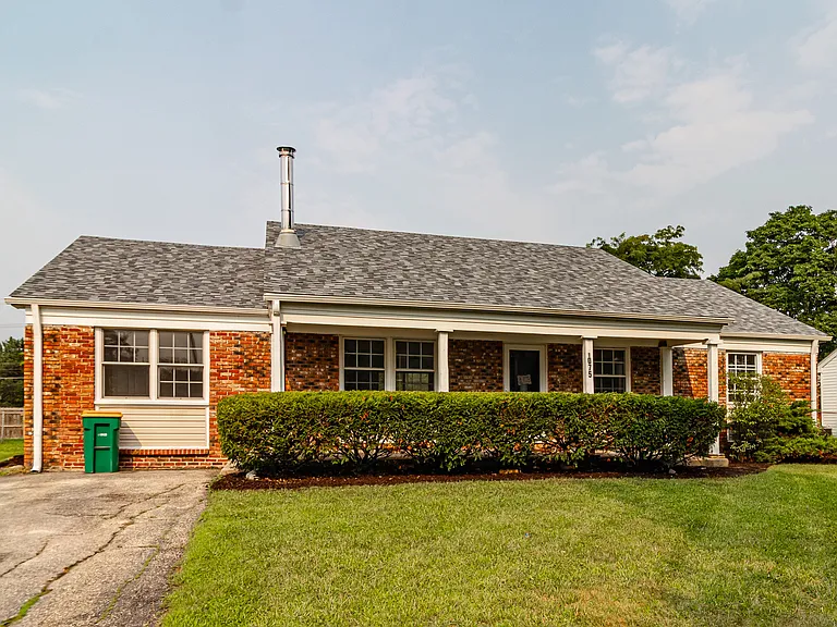1075 Aspen Dr — Photo 1