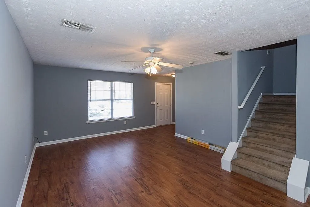 3 bed, 2.5 bath, 1360 sqft, $1,375 — Photo 3