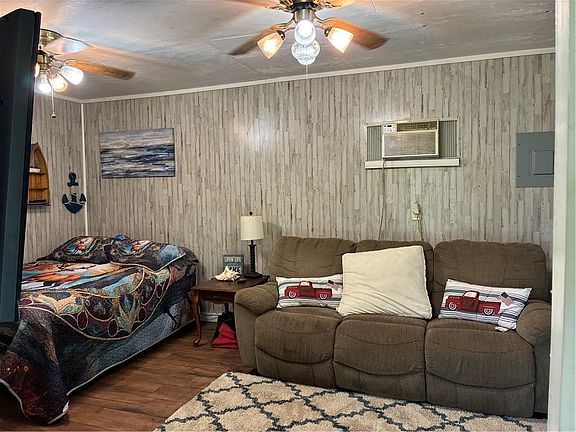 3rd image of 1300 Johnson Cir