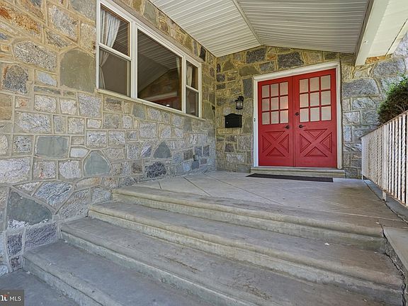 2nd image of 428 Barby Ln