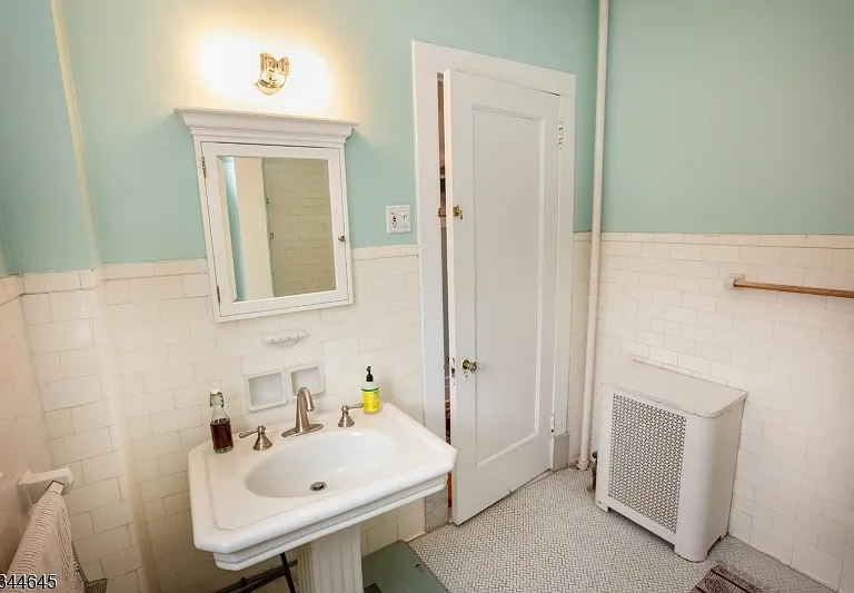 110 Montclair Ave — Photo 40