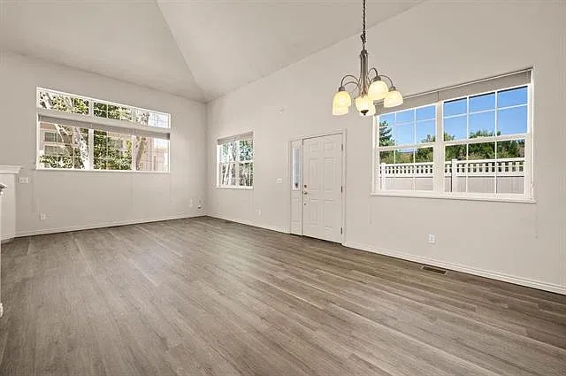 2 bed, 1922 sqft, $2,300 — Photo 3