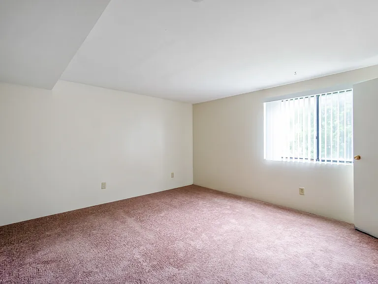 Greenwich Manor Apartments — Photo 41