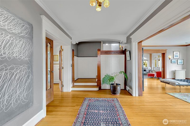 5th image of 2844 Cascadia Avenue S