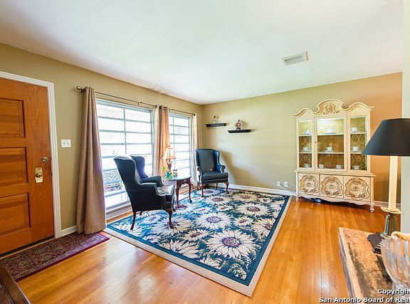 4th image of 127 Waxwood Ln