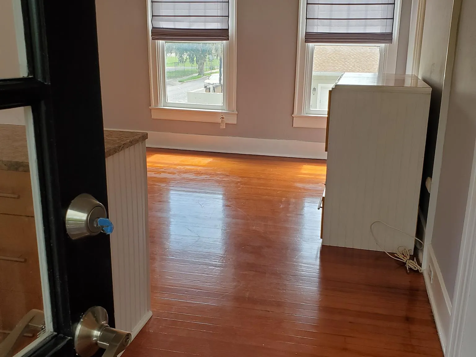 700 Hamilton Cres — Photo 2