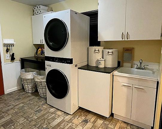 Laundry room w/utility tub