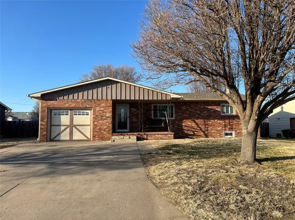 1604 Apache Rd, Dodge City, KS 67801