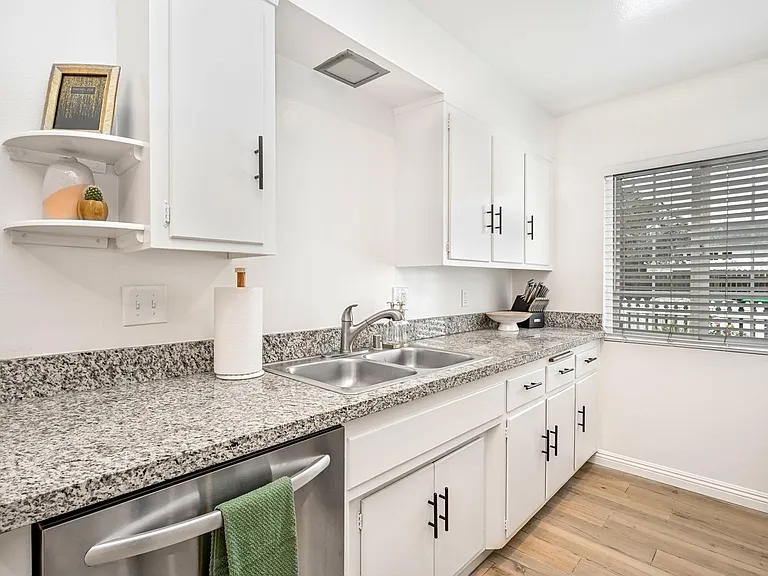 177 Virginia Pl #B — Photo 16