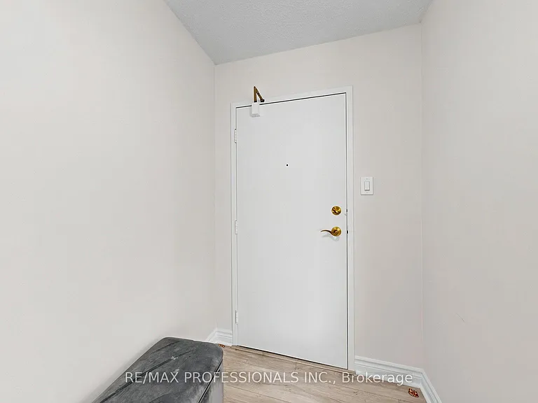 3590 Kaneff Cres #313 — Photo 29