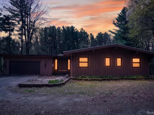 3301 Jewell Rd, Howell, MI 48843