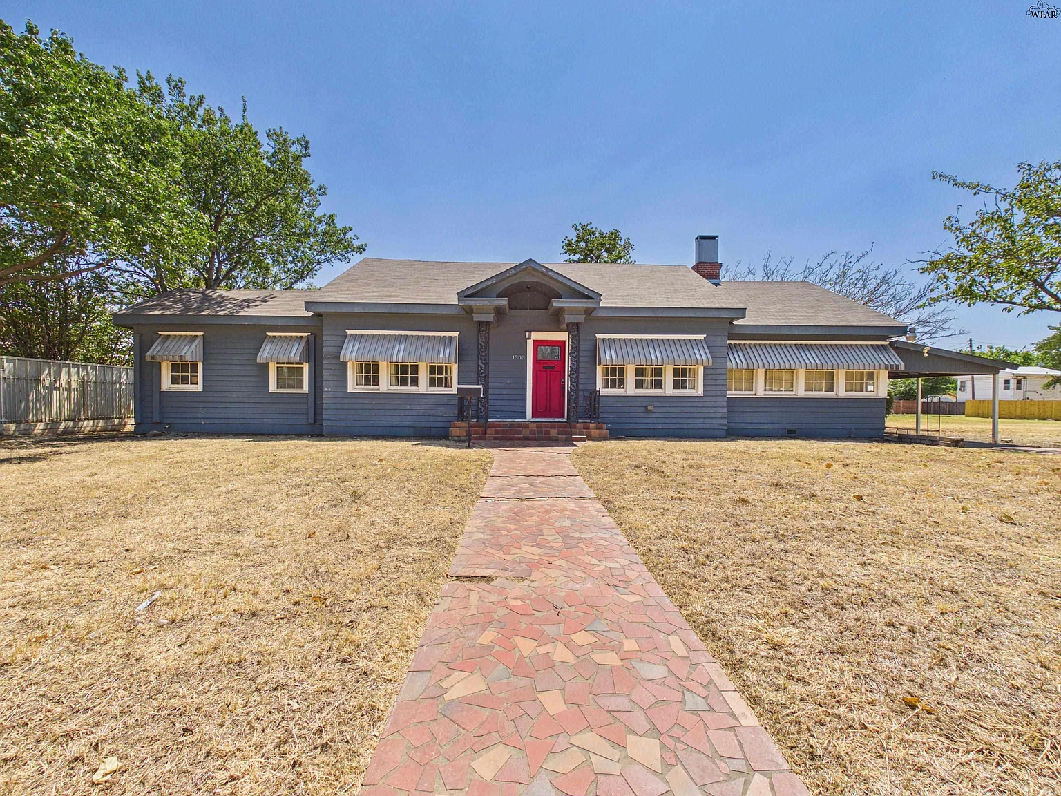 3 bed, 2.0 bath, 2002 sqft, $2,300 — Photo 1
