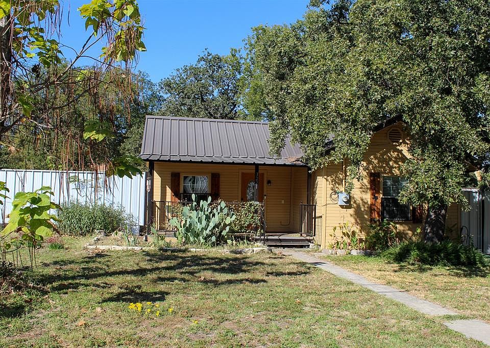 1st image of 3221 Chippewa Trl