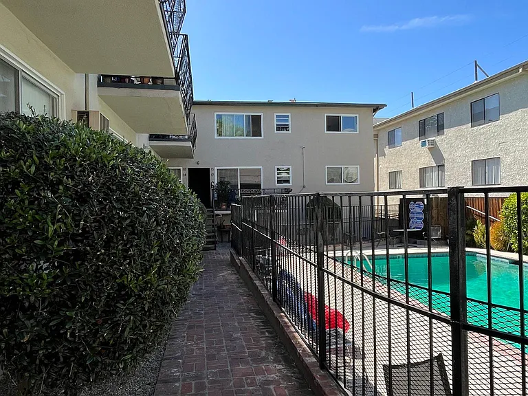 1351 Armadale Ave #6 — Photo 8