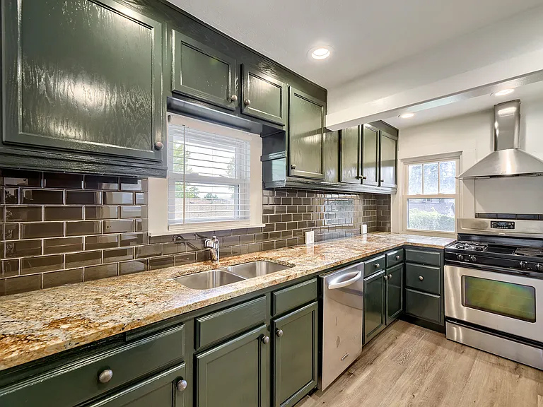 2727 Perry St — Photo 11