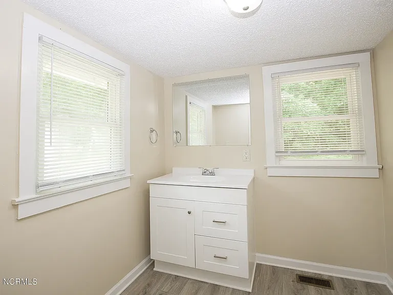 208 Robinson St — Photo 6