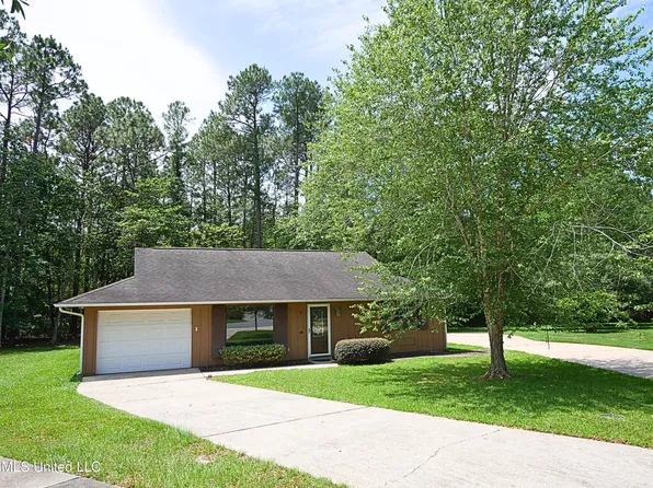 4 Live Oak Ct, Diamondhead, MS 39525