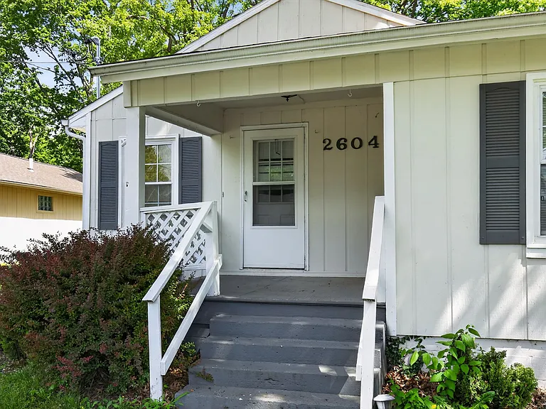 2604 Robinson St — Photo 10