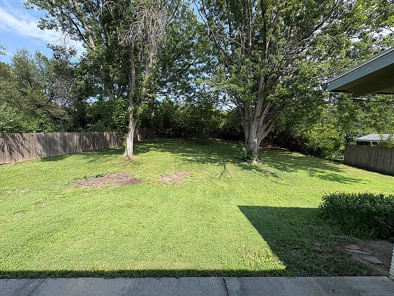 1300 Eastridge Dr — Photo 35