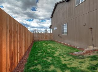 122 SW 35th St, Redmond, OR 97756