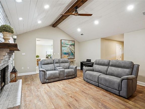 2nd image of 807 N Lake Caddo Ct
