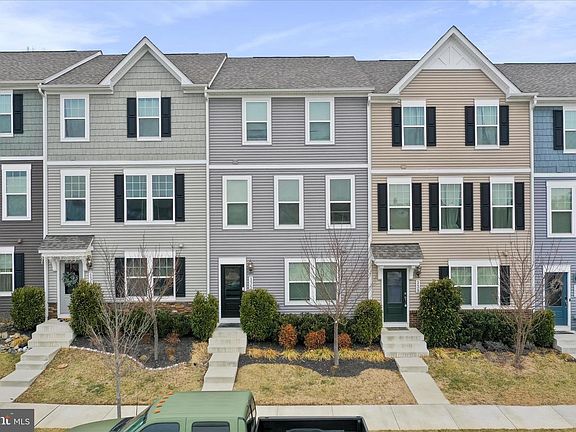 4th image of 135 Presidents Pointe Ave