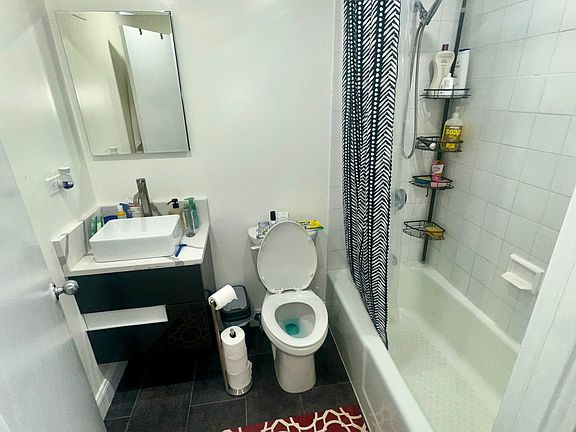 3rd image of 150 W 51st St Unit 22003