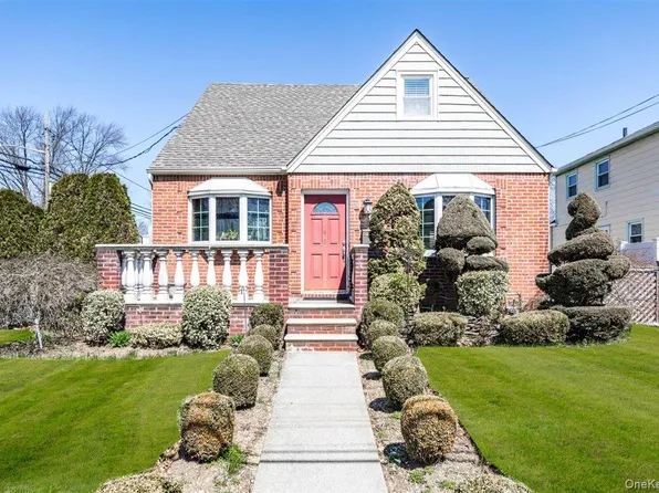 648 7th St, Garden City, NY 11530