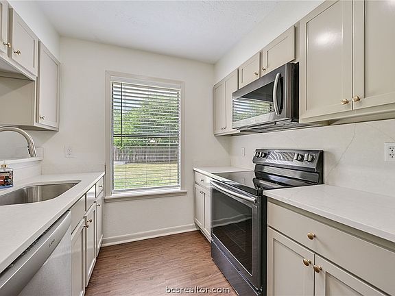 5th image of 3213 Bahia Dr
