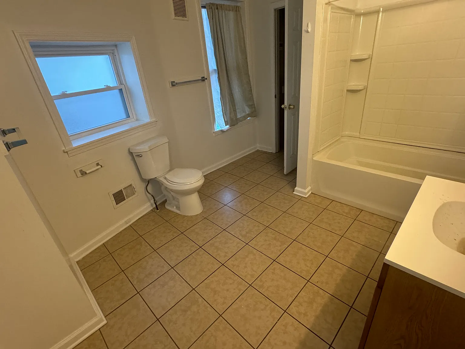 6 bed, $2,400 — Photo 4