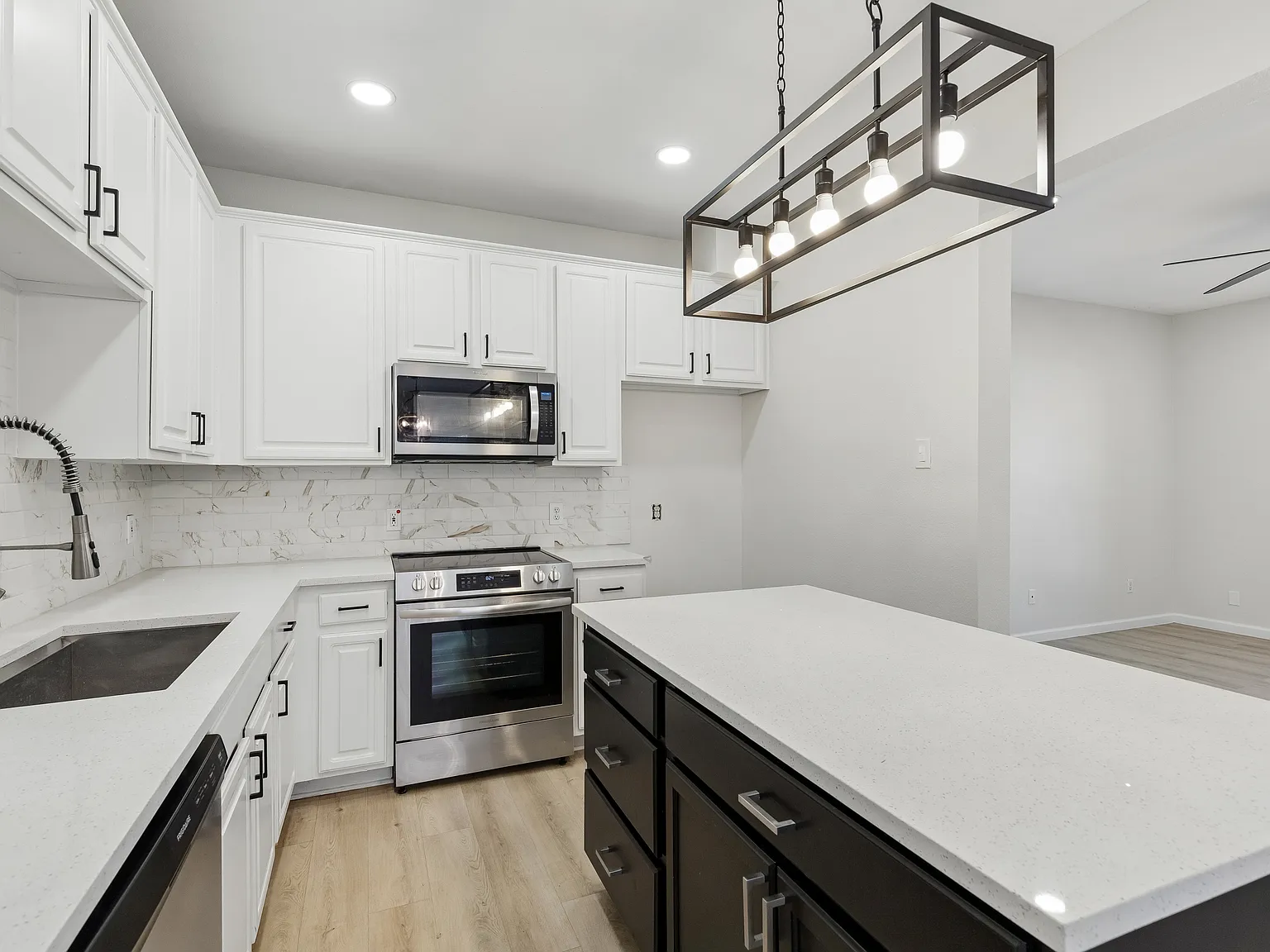 3 bed, 2.5 bath, 1459 sqft, $2,300 — Photo 3