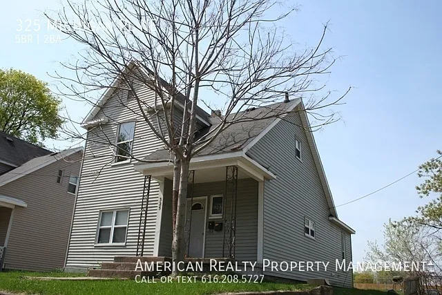 325 Michigan Pl NE — Photo 2