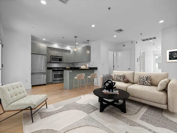 137 D St #4, Boston, MA 02127
